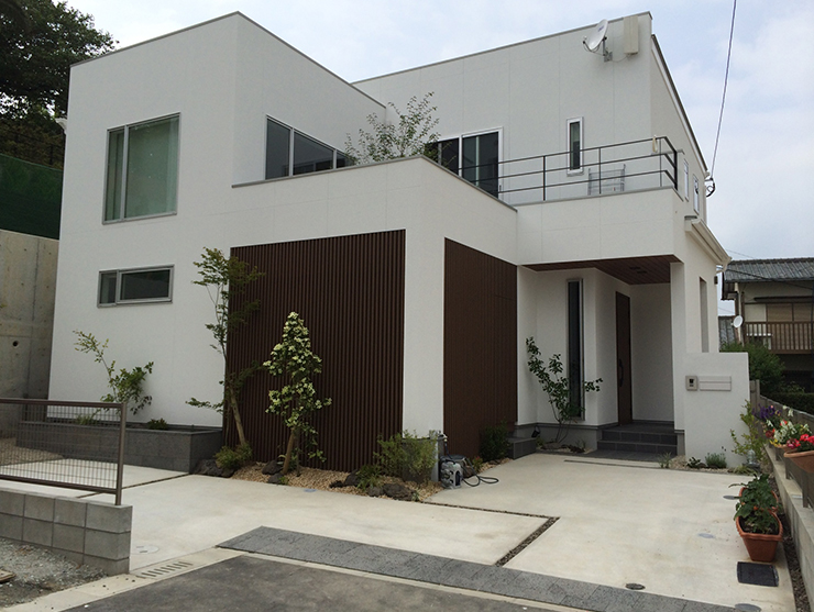 溶岩石を使って上質な表情を魅せる シンプルな外構