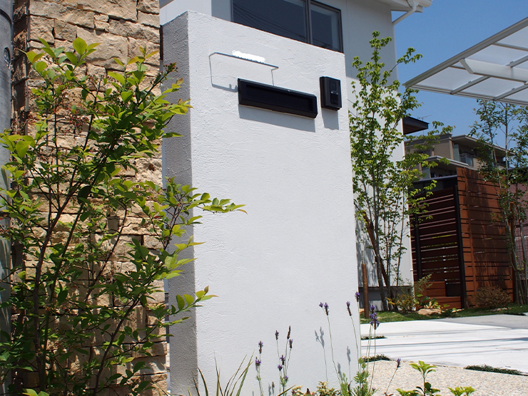 ごつごつした自然石を貼った門柱がアクセント、統一されたシンプルデザイン・・・粕屋町