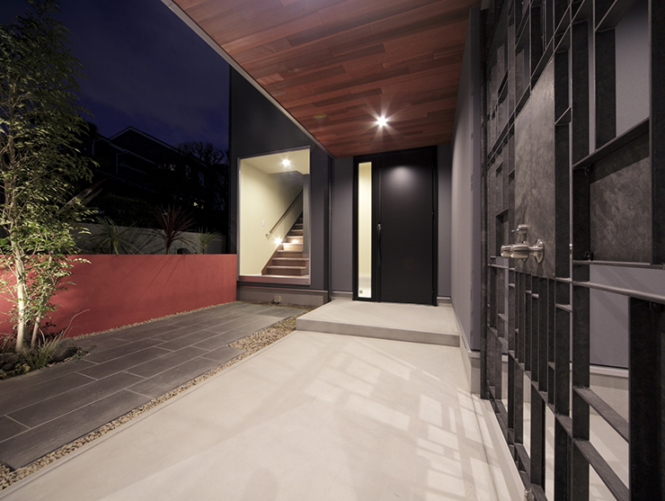 ダイナミックなアイアン門扉の奥に広がるガーデンリビング