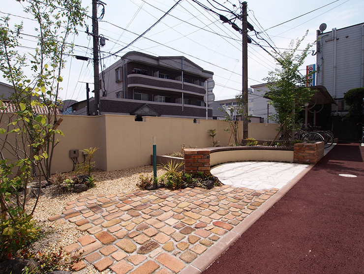 家に帰る前にひと休み。憩いと癒しのスモールガーデン