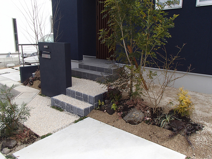 濃い色味の建物と植木の緑。コントラストが目を惹く外構・・・粕屋町仲原