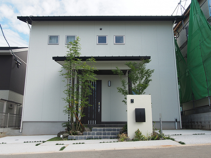 玄関周りが映える和モダンでシンプルなモデルハウス・・・・西区西都