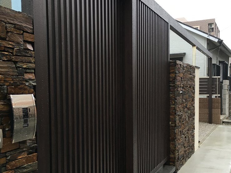 住宅が密集した狭小地ながら高級感と存在感を与えるゲート門構・・・中央区地行浜