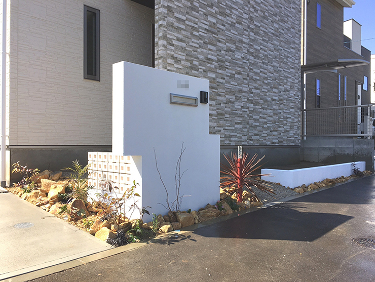 ロックガーデンが囲う個性的なリゾートスタイル門柱・・・糟屋郡新宮町