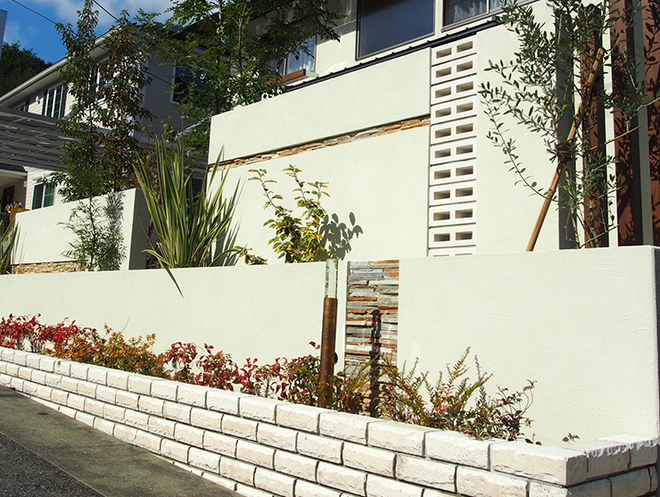 洗練された白基調のナチュラルエクステリア、緑の影絵で幻想的な夜を・・・大野城市