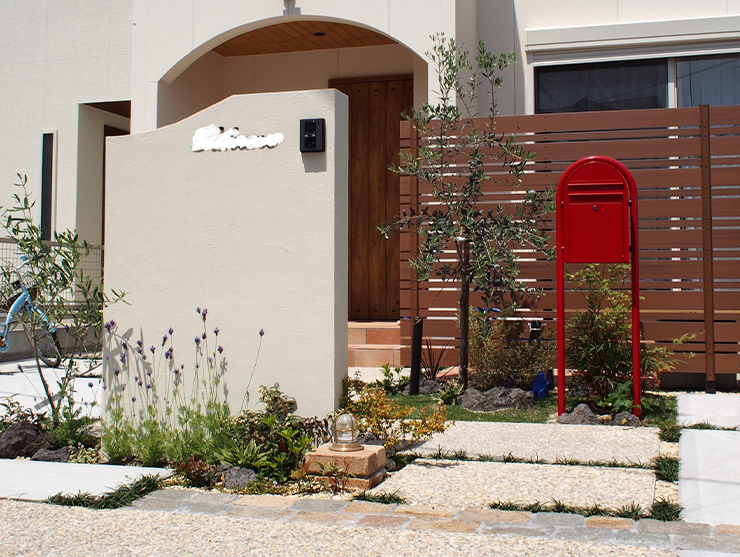 赤いポストが印象的なエクステリア・・・春日市