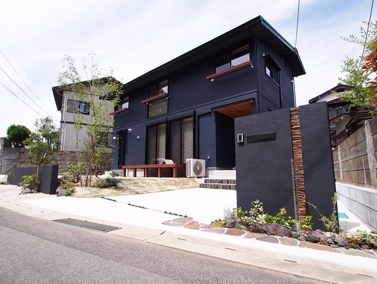 和モダンで落ち着いたなかに、印象的な門柱・・・荒木町