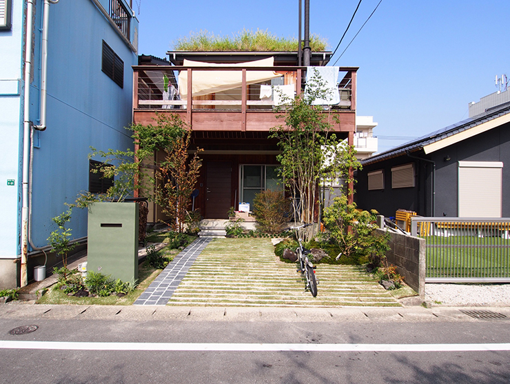 街中の緑あふれるショートガーデン