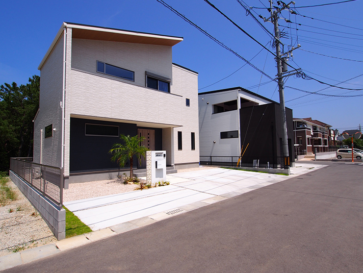 ヤシの木と欧風門柱のシンプルデザイン