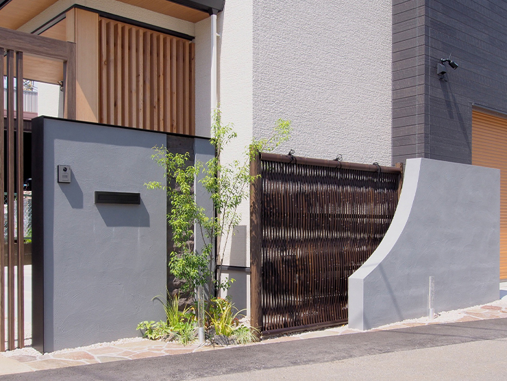 ガラスの表札がお迎えしてくれるエクステリア