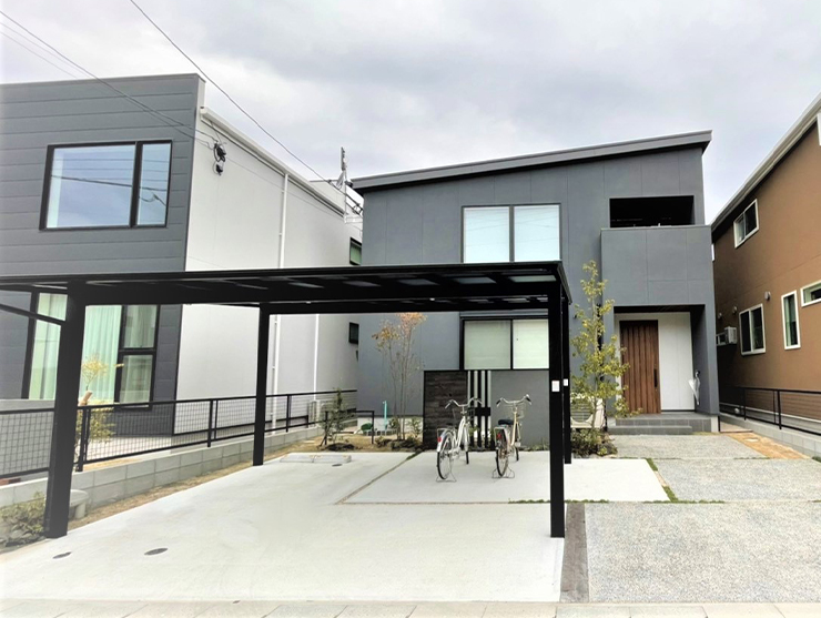 広い駐車場とオリジナル門柱