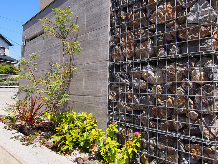 高台にある雄大な邸宅の外構工事