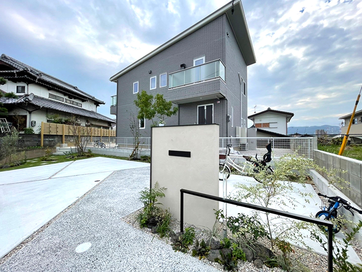 開放的な駐車場と広いお庭