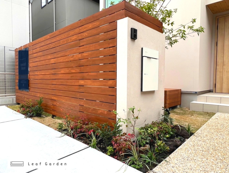 木の温もりを感じられる、ナチュラルモダン外構