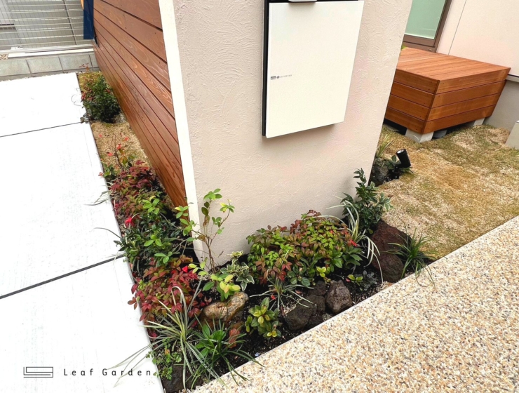 木の温もりを感じられる、ナチュラルモダン外構