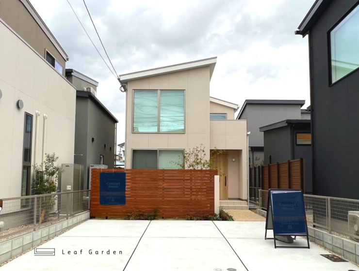 木の温もりを感じられる、ナチュラルモダン外構