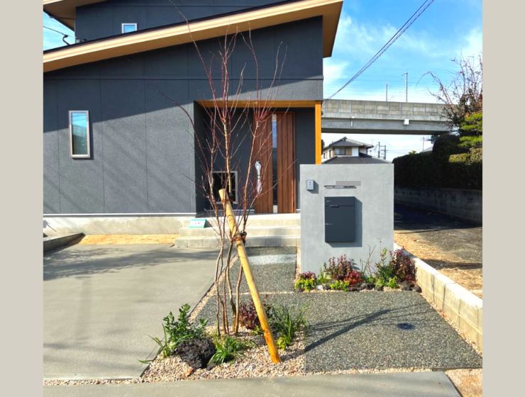 木の温もりと植栽が彩る　オープン外構