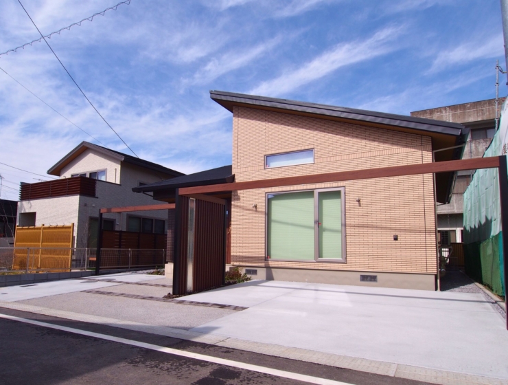 重厚感と開放感を両立したデザイン