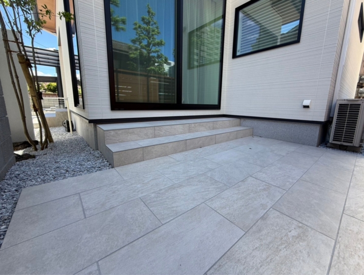 大きな白い塀が目を引く、奥行きのあるデザイン