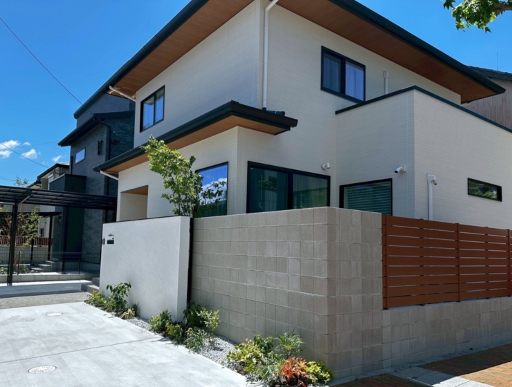 大きな白い塀が目を引く、奥行きのあるデザイン