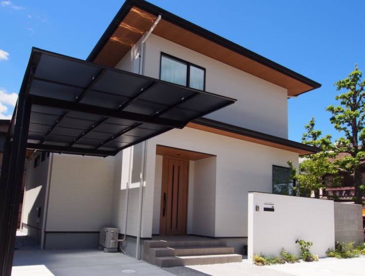 大きな白い塀が目を引く、奥行きのあるデザイン