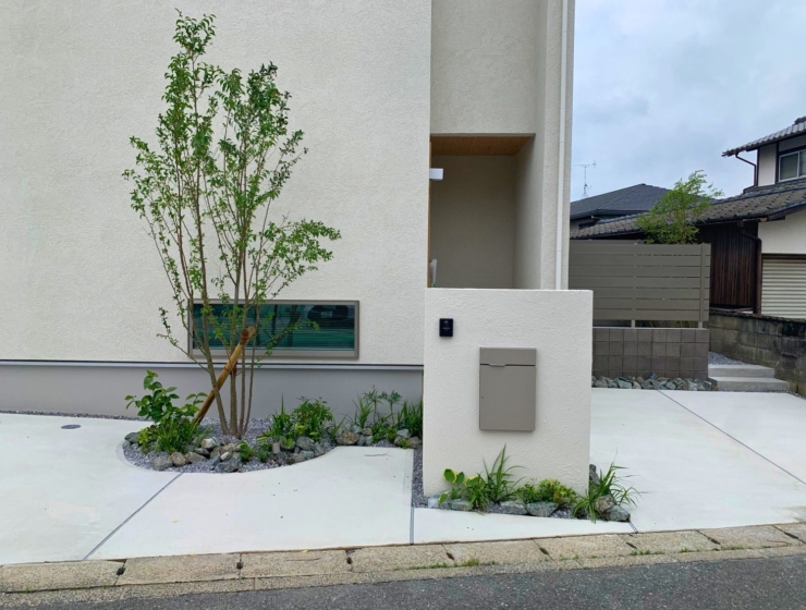 緑の植栽が彩りを添えるエクステリア