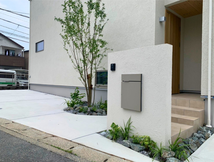 緑の植栽が彩りを添えるエクステリア
