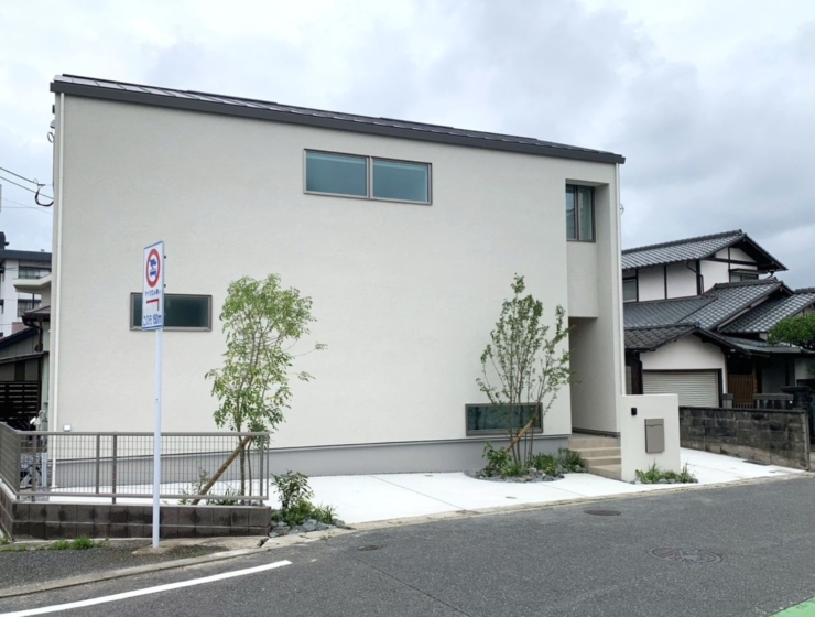 緑の植栽が彩りを添えるエクステリア