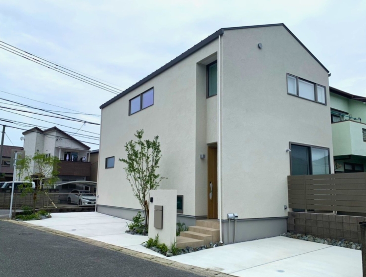 緑の植栽が彩りを添えるエクステリア